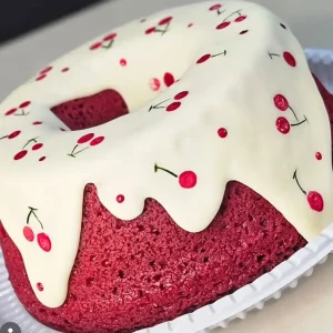 Bolo Red Velvet com Cerejas