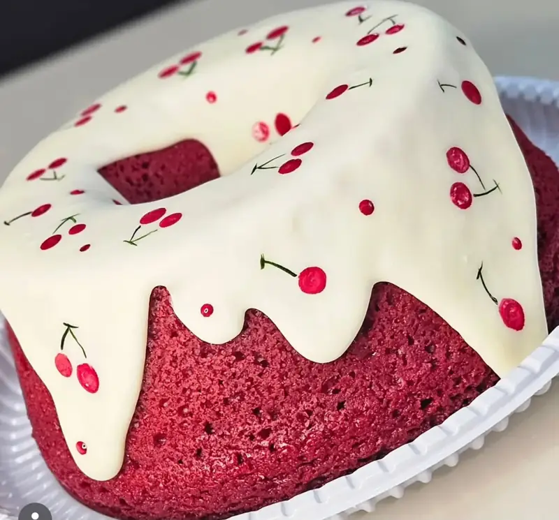 Bolo Red Velvet com Cerejas