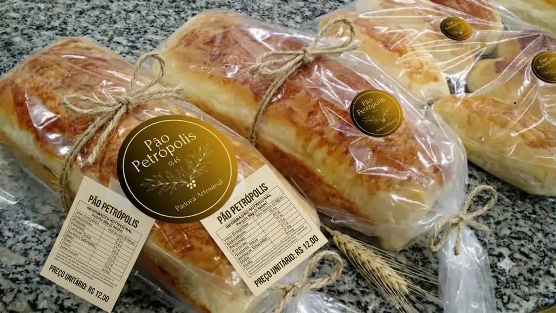 Pães Petrópolis artesanais embalados com o selo da Padoca Artesanal