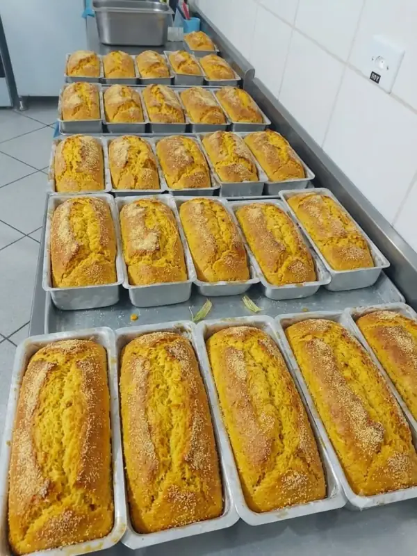 Tabuleiros com pães recém-assados na cozinha da igreja